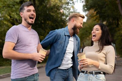 5 Zodiak yang Paling Kocak dan Humoris dalam Lingkaran Pertemanan
