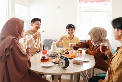 17 Ide Undangan Bukber Lewat WhatsApp yang Unik dan Menarik!