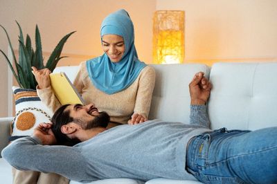 Suami Istri Bermesraan saat Puasa Ramadhan, Apa yang Boleh dan Tidak Boleh?