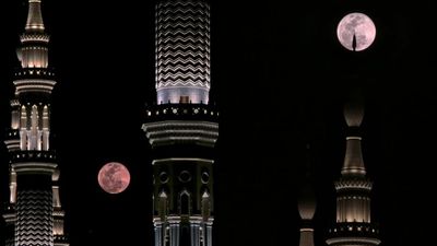 Potret Bulan Purnama di Langit Masjid Nabawi, Indah Bikin Adem Hati!