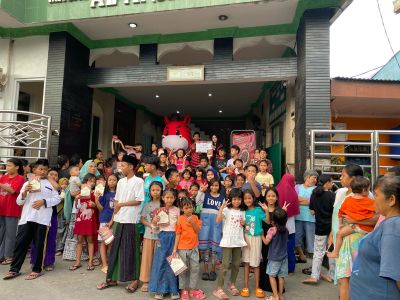 Anak-anak di Tangerang Antusias Hadiri Acara Buka Puasa Bersama sambil Makan Es Krim Gratis
