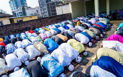 Mengapa Imam Mengucapkan Takbir Tambahan dalam Sholat Ied? Ini Penjelasannya