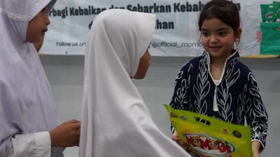 Gaya Gemas Mazaya Menyapa Anak-anak dan Berbagi Bingkisan di Akhir Ramadhan