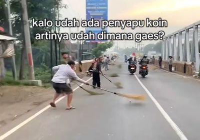 Maraknya Fenomena Unik Penyapu Koin di Jembatan Sewo Indramayu Menjelang Lebaran