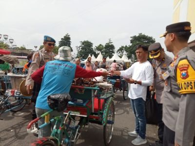 Pengusaha Tulungagung Ini Bagikan Miliaran Zakat Mal untuk Warga Tak Mampu sampai ke Palestina