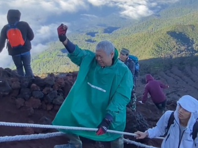 Viral Kakek 71 Tahun Beri Semangat ke Anak Muda saat Mendaki Gunung Slamet