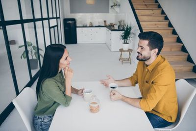 5 Zodiak Terlihat Cuek tapi Menyimpan Perasaan ke Orang yang Disukai