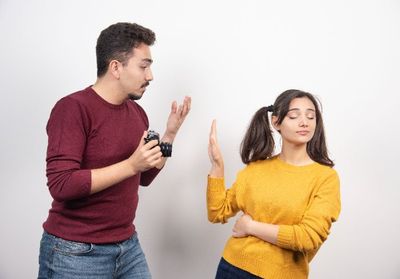 Selalu Dibuat Ragu dengan Diri Sendiri? Hati-Hati, Kamu Sedang di Gaslighting Dia!