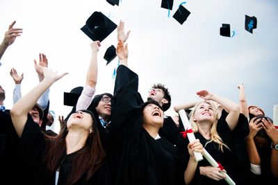 111 Caption Bahasa Inggris untuk Graduation, Singkat Aesthetic!