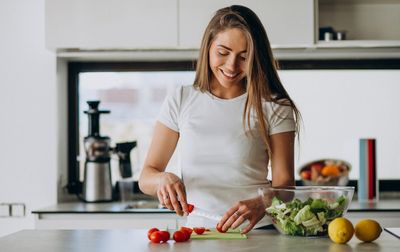 5 Zodiak yang Paling Jago Masak, Cocok Jadi Pasangan Idaman