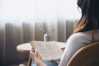 35 Ide Caption Baca Buku untuk Instagram dengan Nuansa Aesthetic