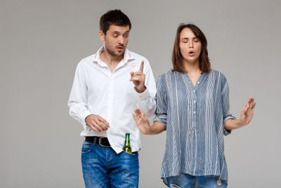 6 Tanda Cowok Belum Move On dari Masa Lalu, Masih Keinget Mantan!