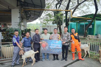 Suka Cita Warga Pejaten Sekitar The Park Dapat Bantuan Daging Kurban di Hari Raya Idul Adha
