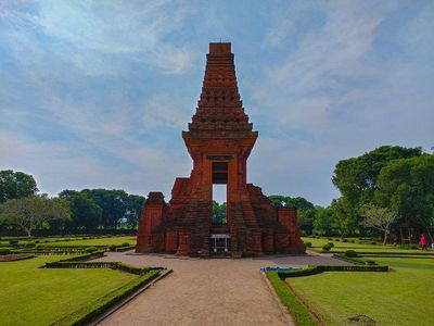 Mitos Gapura Peninggalan Majapahit yang Konon Pembawa Nasib Buruk Jika Nekat Melewati Gerbangnya
