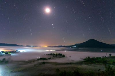 Fenomena Hujan Meteor akan Lebih Sulit Terlihat Bila Bertepatan dengan Bulan Purnama