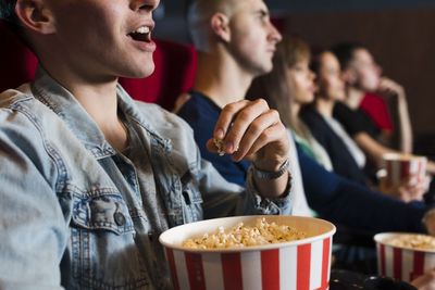 4 Alasan Popcorn Jadi Makanan yang Identik dengan Bioskop