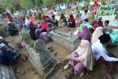 Tradisi Nyekar Jelang Ramadan: Sejarah, Hukum dan Makna Spiritualnya