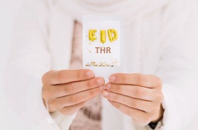 Filosofi dan Sejarah Tradisi Memberi Uang Baru Saat Idul Fitri di Indonesia