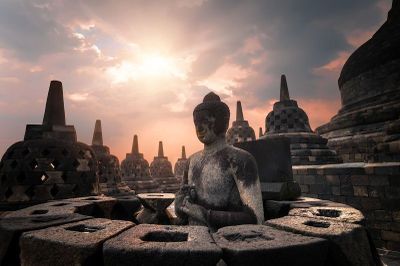 Makna Hari Waisak 2025: Cahaya Kelahiran Buddha, Misteri Naskah Kuno, dan Pesan Damai untuk Dunia