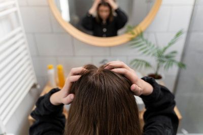 5 Arti Mimpi Rambut Rontok Menurut Primbon Jawa, Pertanda Buruk?