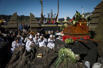 Suku Tengger Lakukan Ritual Kasada, Minta Turun Hujan karena Perubahan Iklim Ancam Tanaman Pangan