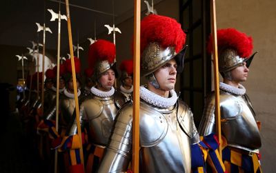 Mengenal Swiss Guards Vatikan: Tentara Terkecil di Dunia yang Siap Mengorbankan Nyawa untuk Paus