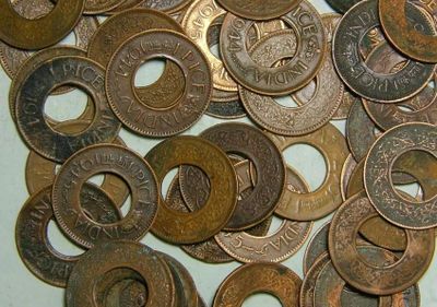 Uang Koin Kuno Berlubang: Sejarah dan Alasan di Balik Desain Unik Uang Berbentuk Donat