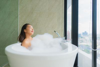 Arti Mimpi Mandi Menurut Primbon Jawa: Pertanda Baik atau Buruk?