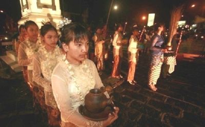 Mubeng Beteng Satu Suro: Langkah Hening yang Sarat Makna di Malam Tahun Baru Jawa
