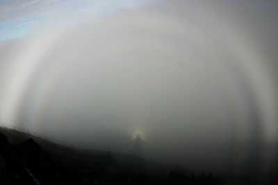 Apa itu Brocken Spectre? Fenomena Yang Dikaitkan Dengan Penampakan Hantu di Tengah Kabut Saat Mendaki Gunung