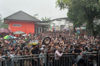 Unik, Ribuan Warga Ikuti Tradisi Padusan dengan Memakai Kostum Jadul di Umbul Tlatar Boyolali