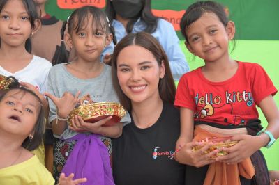 Miss Universe 2018 dan Duta Global Smile Train Kunjungi Anak-anak Bibir Sumbing di Bali