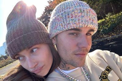 Hailey Bieber Dikabarkan Hamil, Foto Elus Perut Bareng Justin Bieber Jadi Sorotan