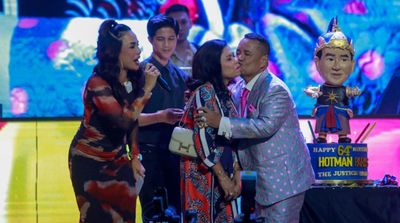 Ultah ke-64, Hotman Paris Minta Maaf dan Cium Pipi Istri Tercinta
