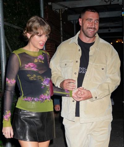 Makin Mesra! Taylor Swift Peluk Travis Kelce Usai Konser The Eras Tour di Argentina