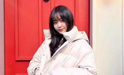 Song Ji Eun Umumkan Dirinya Berpacaran Dengan Youtuber Disabilitas Park We