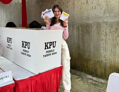 Disuruh Milih Malah Meringis, Ekspresi Lucu Luna Maya Saat Buka Kertas Suara Jadi Sorotan