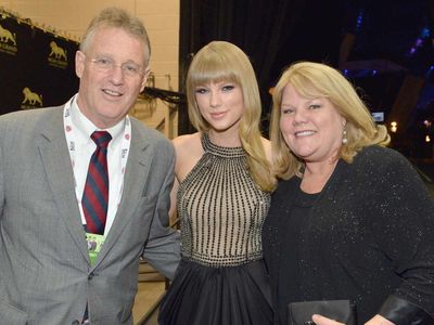 Ayah Taylor Swift Dituduh Serang Fotografer di Australia