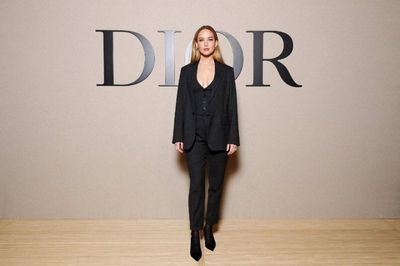 Jennifer Lawrence Tampil Memukau dengan Suit V-Neck di Dior Fall Winter 2024 Fashion Show