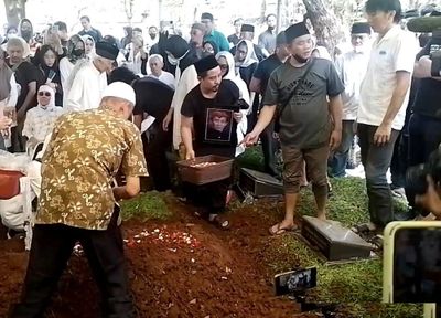 Berita Duka, Bimbim Slank Lepas Kepergian Sang Ayah Tercinta