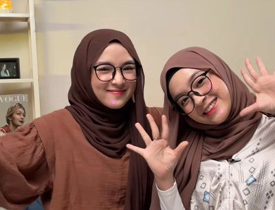 Momen Eca Aura Pakai Hijab Ketemu Nissa Sabyan, Netizen: Mirip Banget