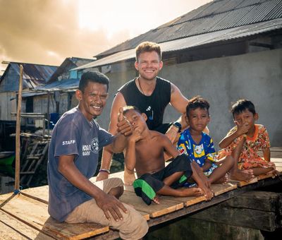 Berkunjung ke Wakatobi, Youtuber Asal Denmark Perbaiki Jembatan Rusak hingga Banjir Pujian!