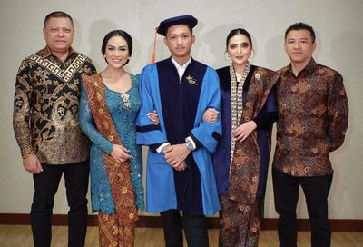 Momen Haru Krisdayanti Tak Kuasa Menahan Tangisnya Saat Dampingi Azriel Hermansyah Wisuda, Banjir Pujian!