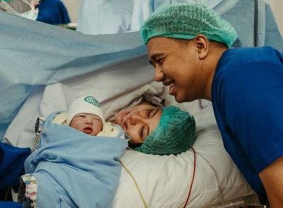 Selamat! Joshua Suherman dan Clairine Clay Dikaruniai Anak Pertama