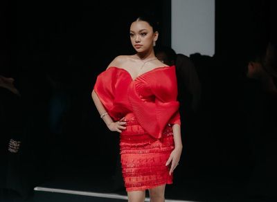 Jatuh saat Catwalk, Naura Ayu Berdiri Tenteng High Heels sampai Selesai