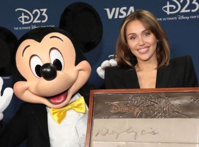 Miley Cyrus Dinobatkan sebagai Legenda Disney Termuda