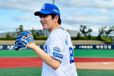 Bintang Lovely Runner Heo Hyeong Gyu Beri Lemparan Pertama Pertandingan Bisbol, Sempat Batal Akibat Gelombang Panas
