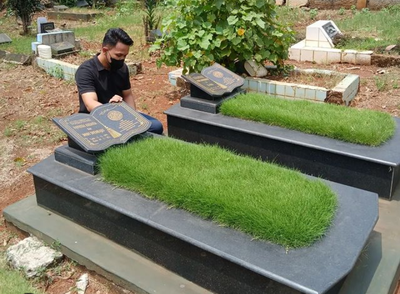 Tubagus Joddy Ziarah ke Makam Vanessa dan Bibi, Komentar Pedas Fuji Jadi Sorotan Netizen!