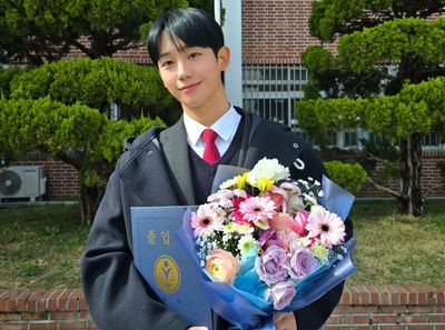 Aktor Jung Hae In Perpanjang Kontrak dengan FNC Entertainment untuk Ketiga Kalinya