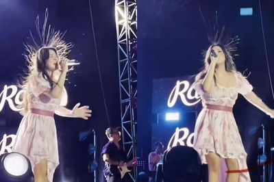 Momen Rambut Raisa Kesetrum saat Nyanyi di Atas Panggung Viral, Netizen: Bahaya Banget!